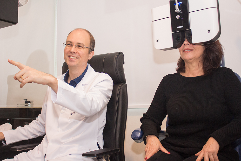 Dr. Mathias Volkmann realizando exame de refração digital no consultório