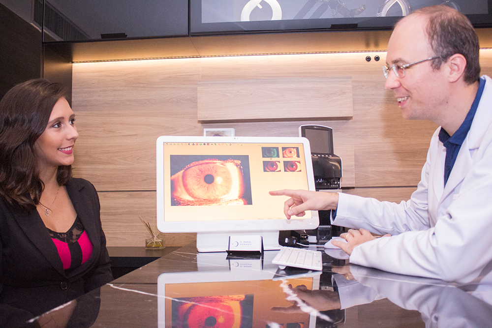 Dr. Mathias Volkmann explicando imagens do segmento anterior ocular para planejamento cirúrgico